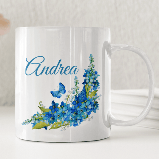 Personlig mugg – Blå blommor och fjäril – mugg med namn