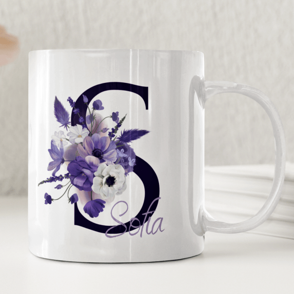 Personlig mugg – Lila initial med blommor – mugg med namn