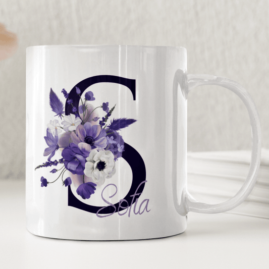 Personlig mugg – Lila initial med blommor – mugg med namn