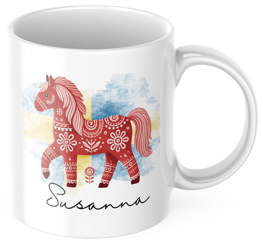 Personalisierte Tasse – Dalapferd mit Flagge – Tasse mit Namen