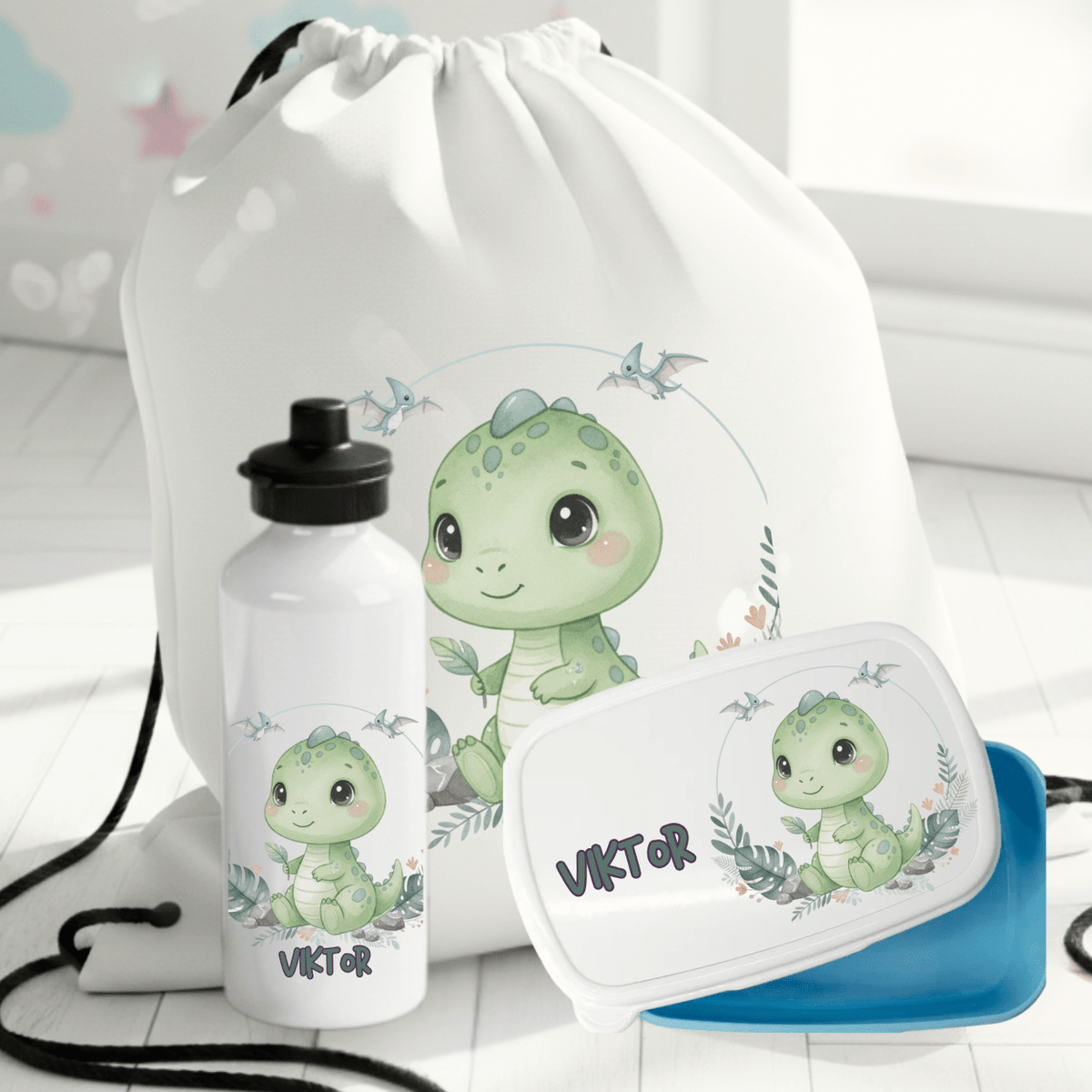 Abenteuer-Set – Grüner Babydino – Trinkflasche, Brotdose & Turnbeutel
