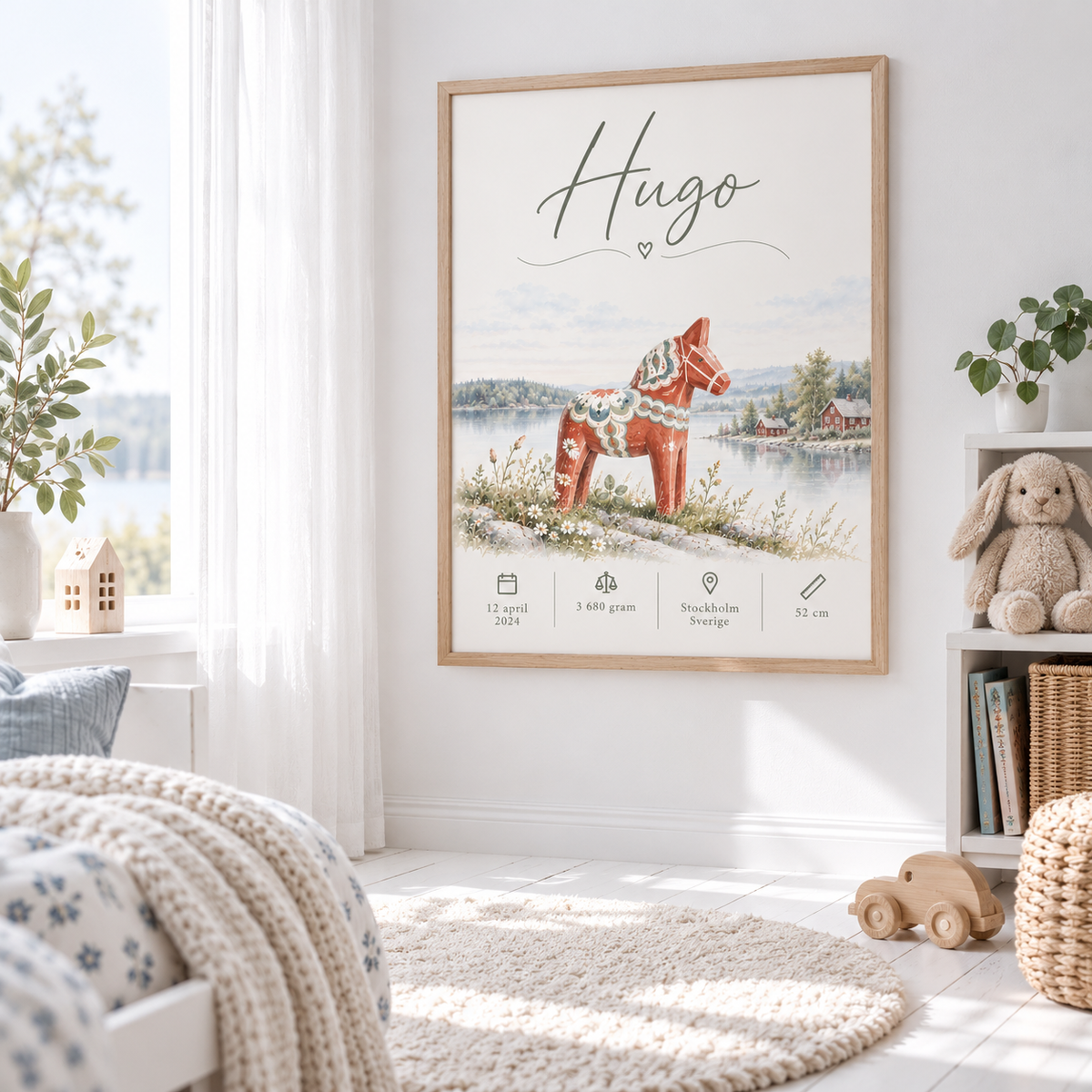 Personlig doptavla med dalahäst i ekram i barnrummet
