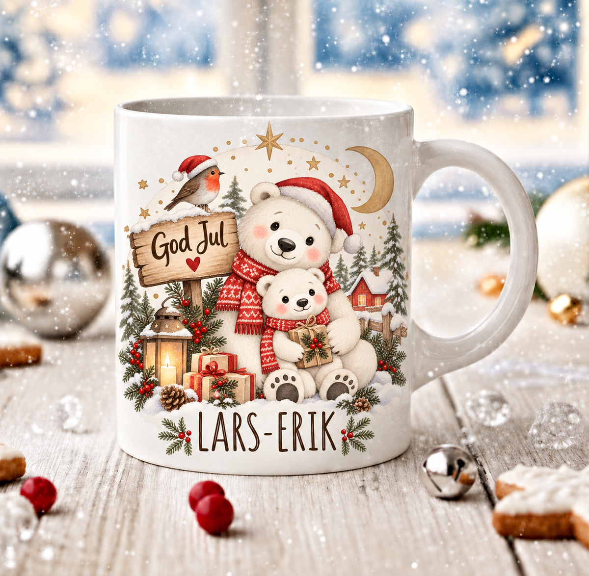 Vit julmugg med isbjörn och unge, röda halsdukar, julklappar och texten God Jul samt namnet LARS-ERIK – DalaStil