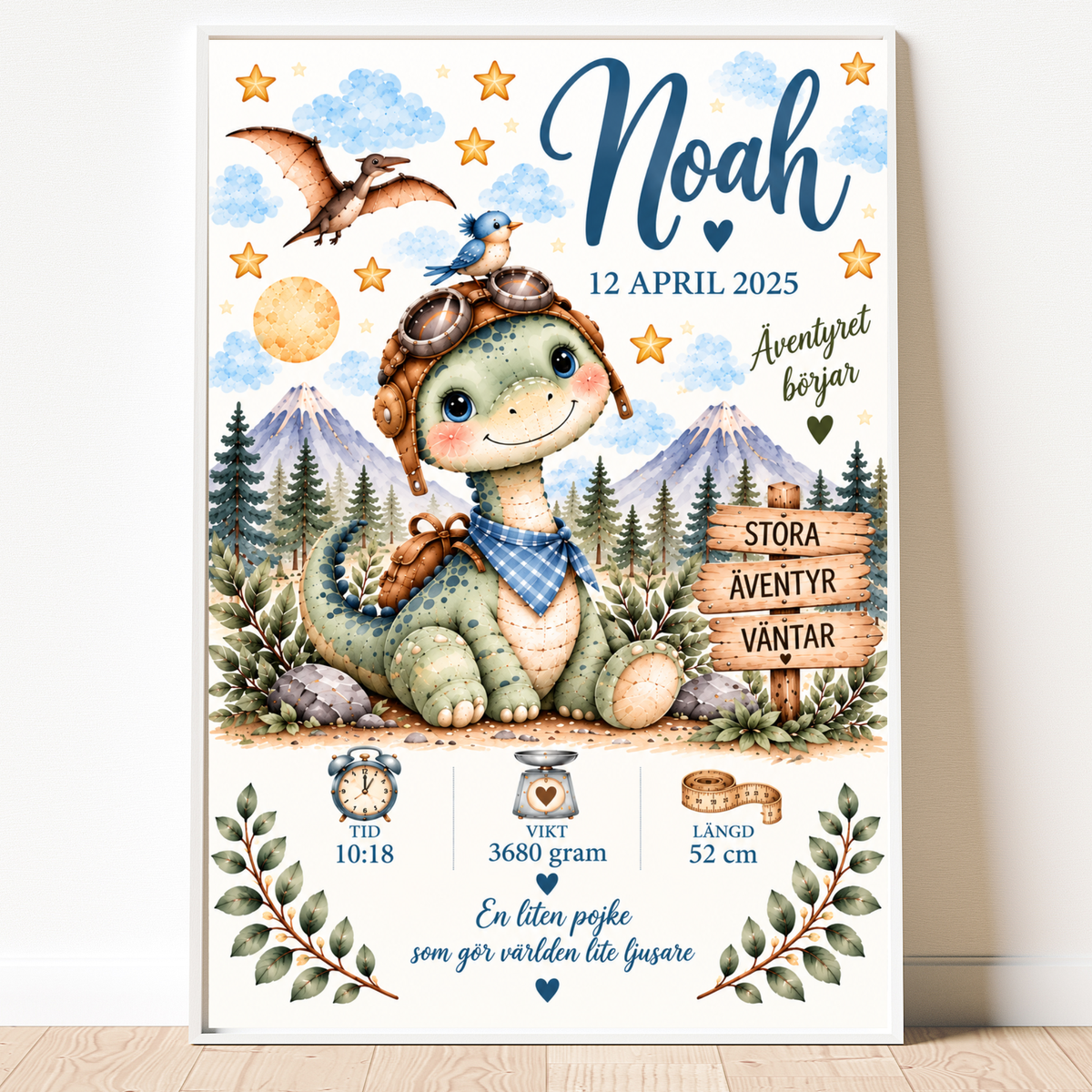 Personalisiertes Geburtsposter mit Dinosaurier mit Pilotenmütze zwischen Bergen und Tannenwald – DalaStil