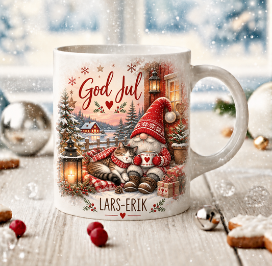 Vit julmugg med tomte i röd luva, sovande randig katt, lyktor och texten God Jul samt namnet LARS-ERIK – DalaStil