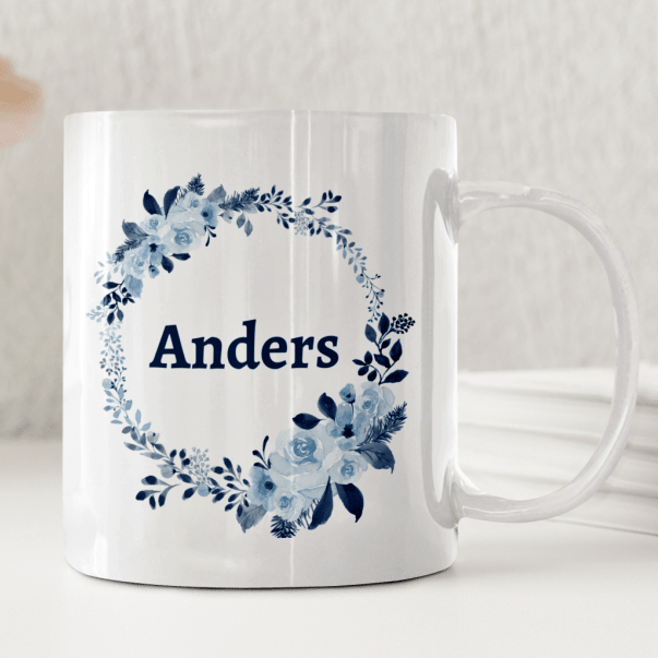 Personlig mugg – Blå blomram – mugg med namn