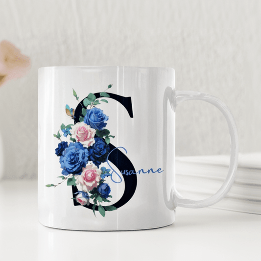 Personlig mugg – Blå rosor med initial – mugg med namn