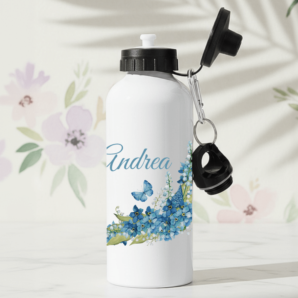 Blaue Blumen mit Schmetterling – personalisierte Trinkflasche mit Namen