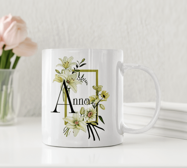 Personlig mugg – Elegant bokstavsmugg med blommor