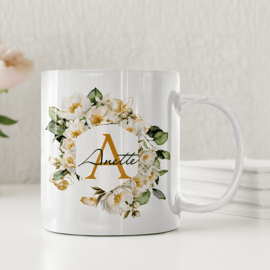 Personlig mugg – Gyllene blomsterkrans med initial