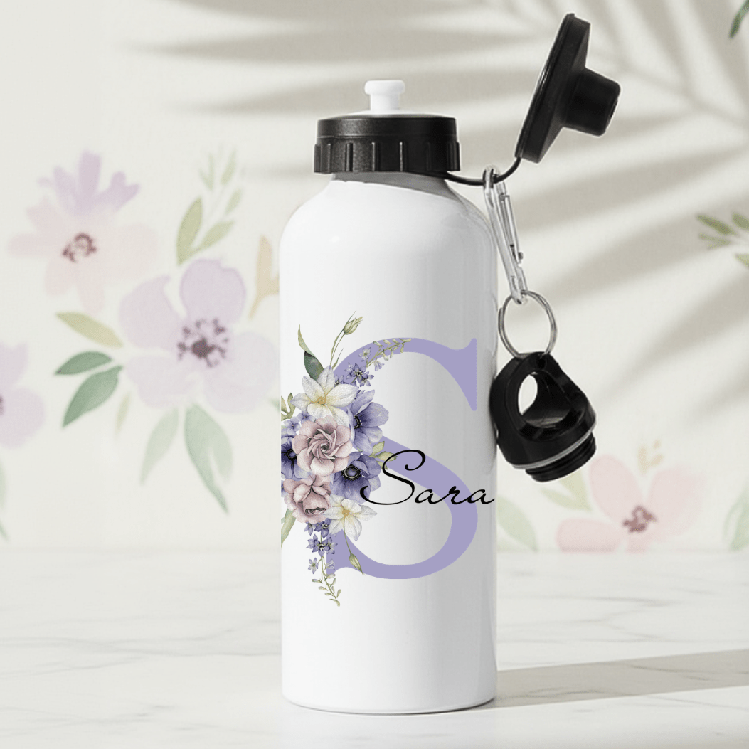 Lila Blumen mit Initiale – personalisierte Trinkflasche mit Namen