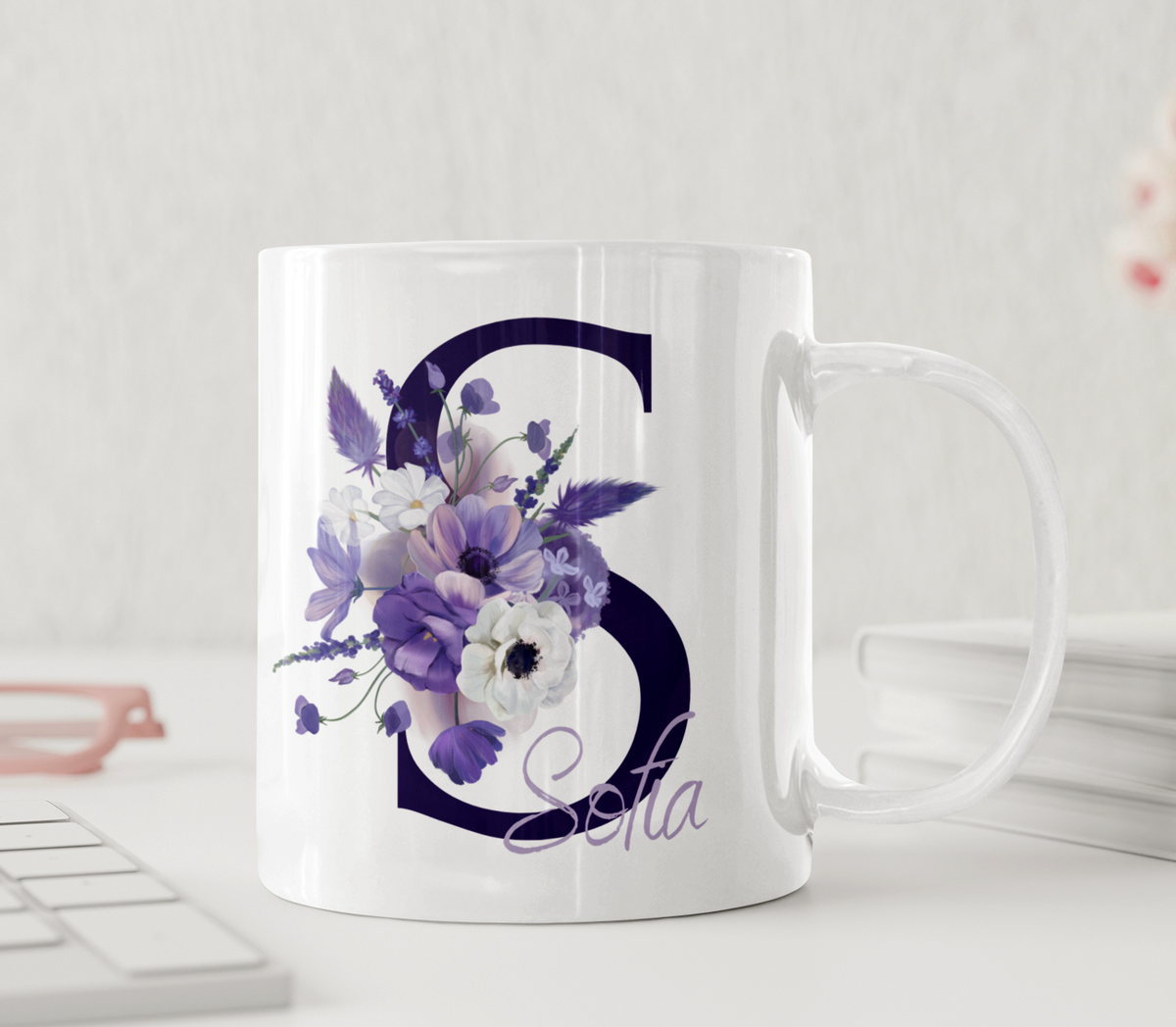 Personalisierte Tasse – Lila Initiale mit Blumen – Tasse mit Namen