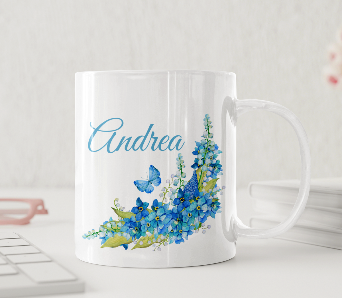 Personalisierte Tasse – Blaue Blumen und Schmetterling – Tasse mit Namen