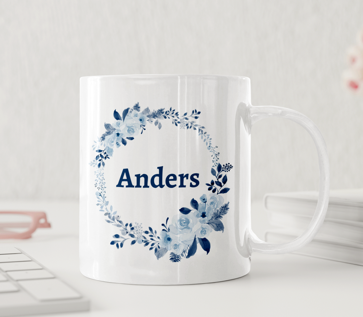 Personalisierte Tasse – Blauer Blumenrahmen – Tasse mit Namen
