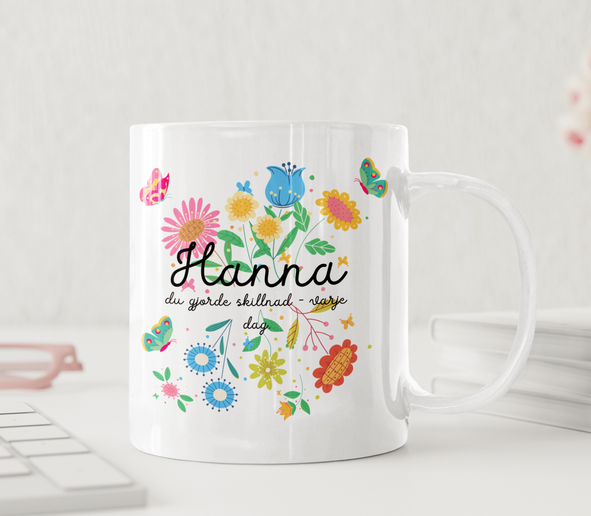 Personalisierte Tasse – Bunte Blumen und Schmetterlinge – Tasse mit Namen