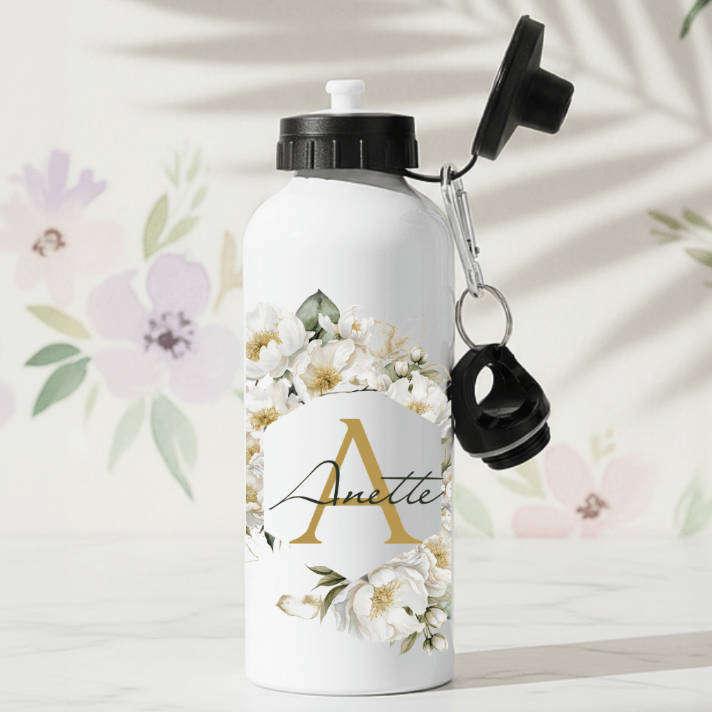 Vita blommor med guldinitial – Personlig vattenflaska med namn